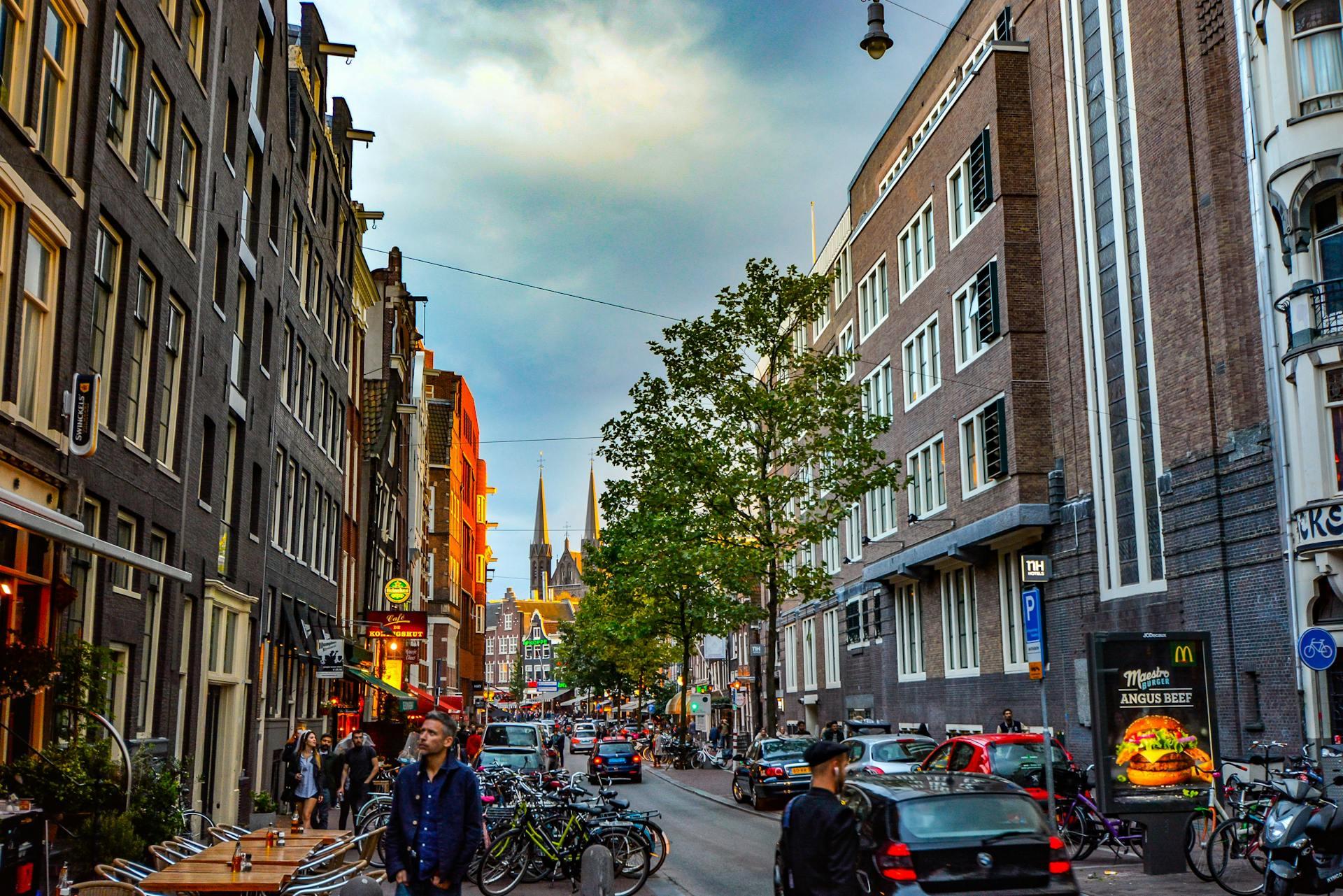 Discover Amsterdam with Affordable Taxi Services